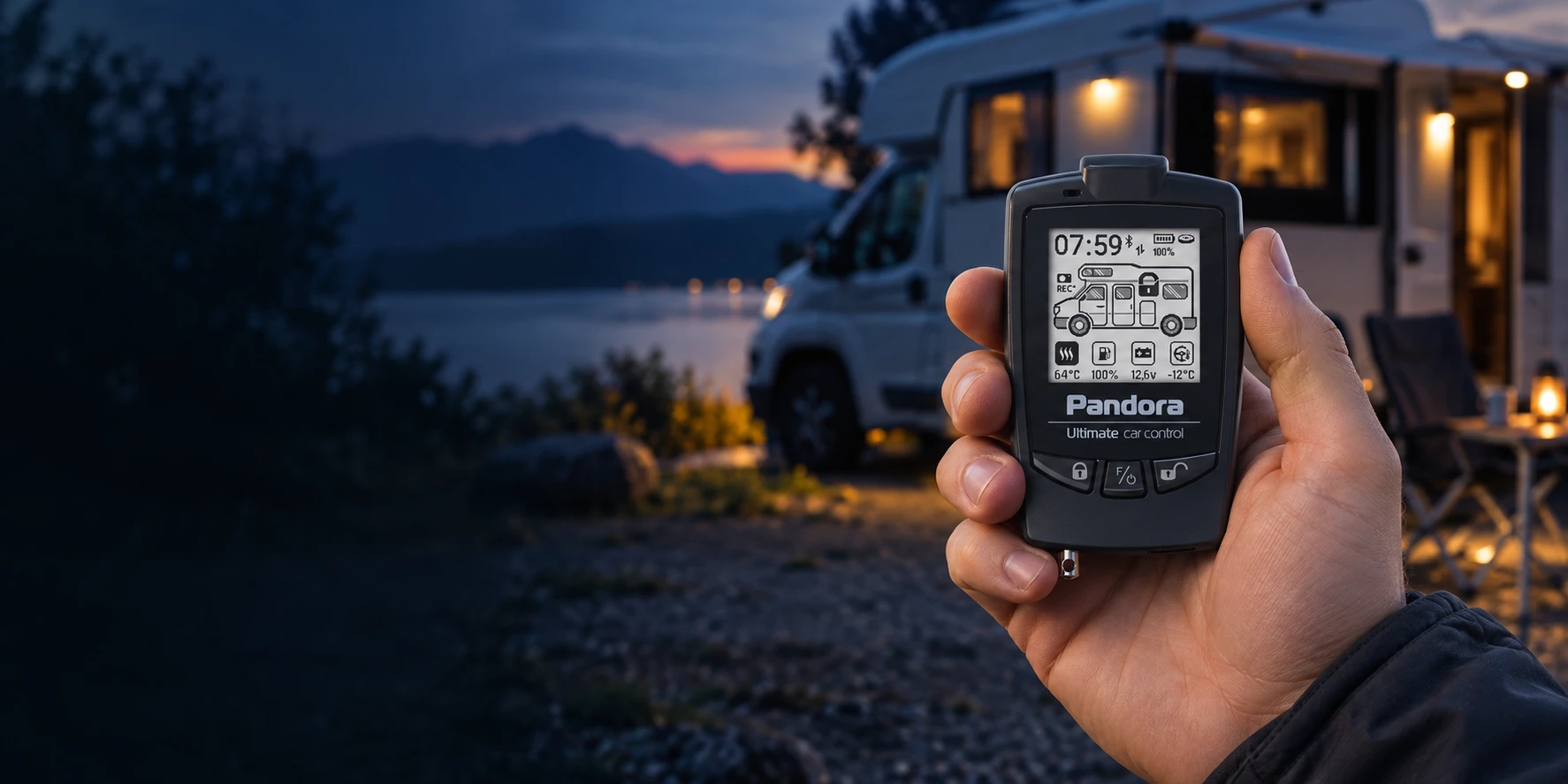 Hand hält Pandora D-065 Ultimate vor Camper – KI-generierte Illustration