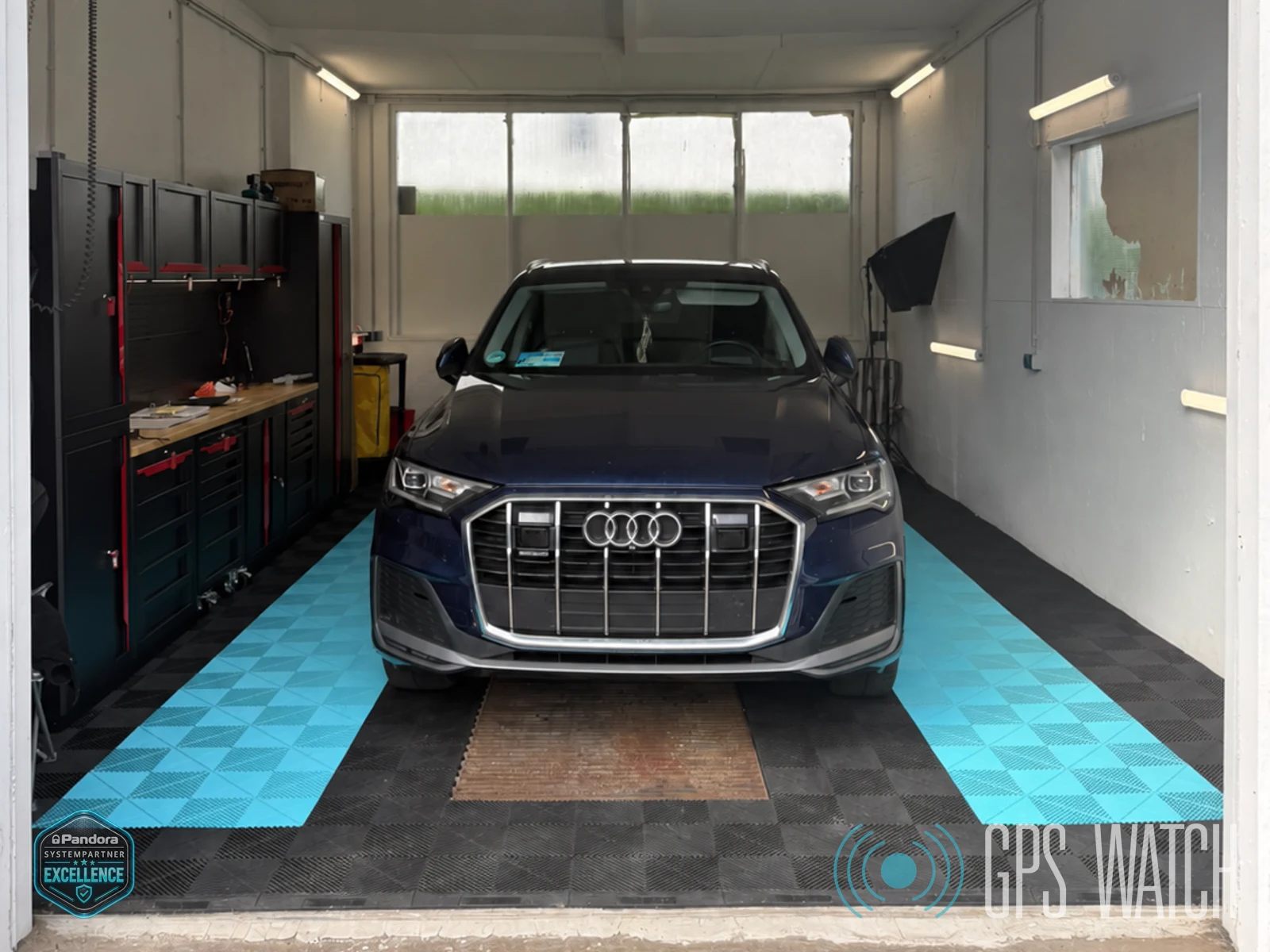 Audi Q7 in der Werkstatt in Kaltenkirchen mit retuschiertem Kennzeichen und Pandora Excellence sowie GPS-WATCH Wasserzeichen