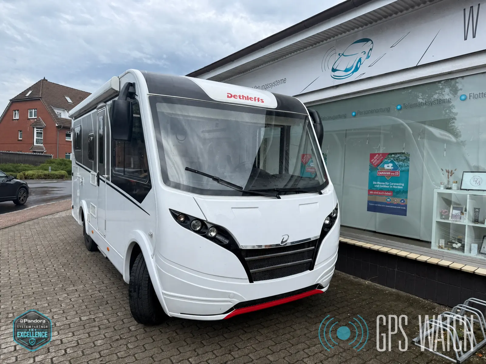 Dethleffs Globebus I1 GT Reisemobil vor der GPS-WATCH Werkstatt mit Pandora Excellence und GPS-WATCH Wasserzeichen