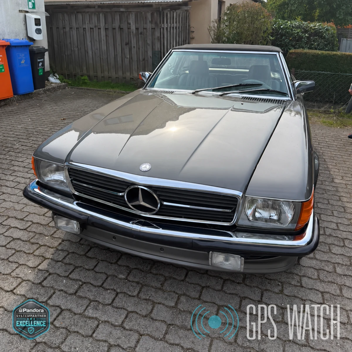 Restaurierter Mercedes-Benz 300 SL R 107 von 1985 – Oldtimer-Einbau bei GPS-WATCH