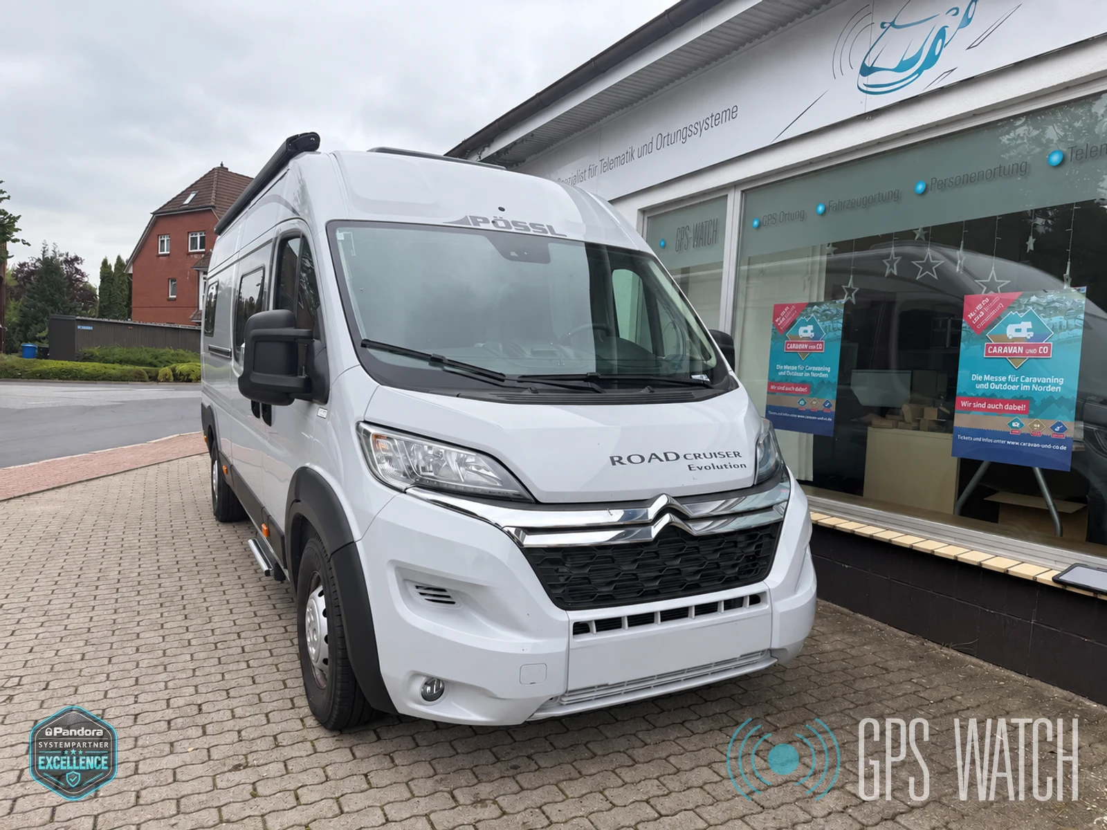 PÖSSL Roadcruiser Evolution vor GPS-WATCH in Kisdorf mit retuschiertem Kennzeichen und Wasserzeichen