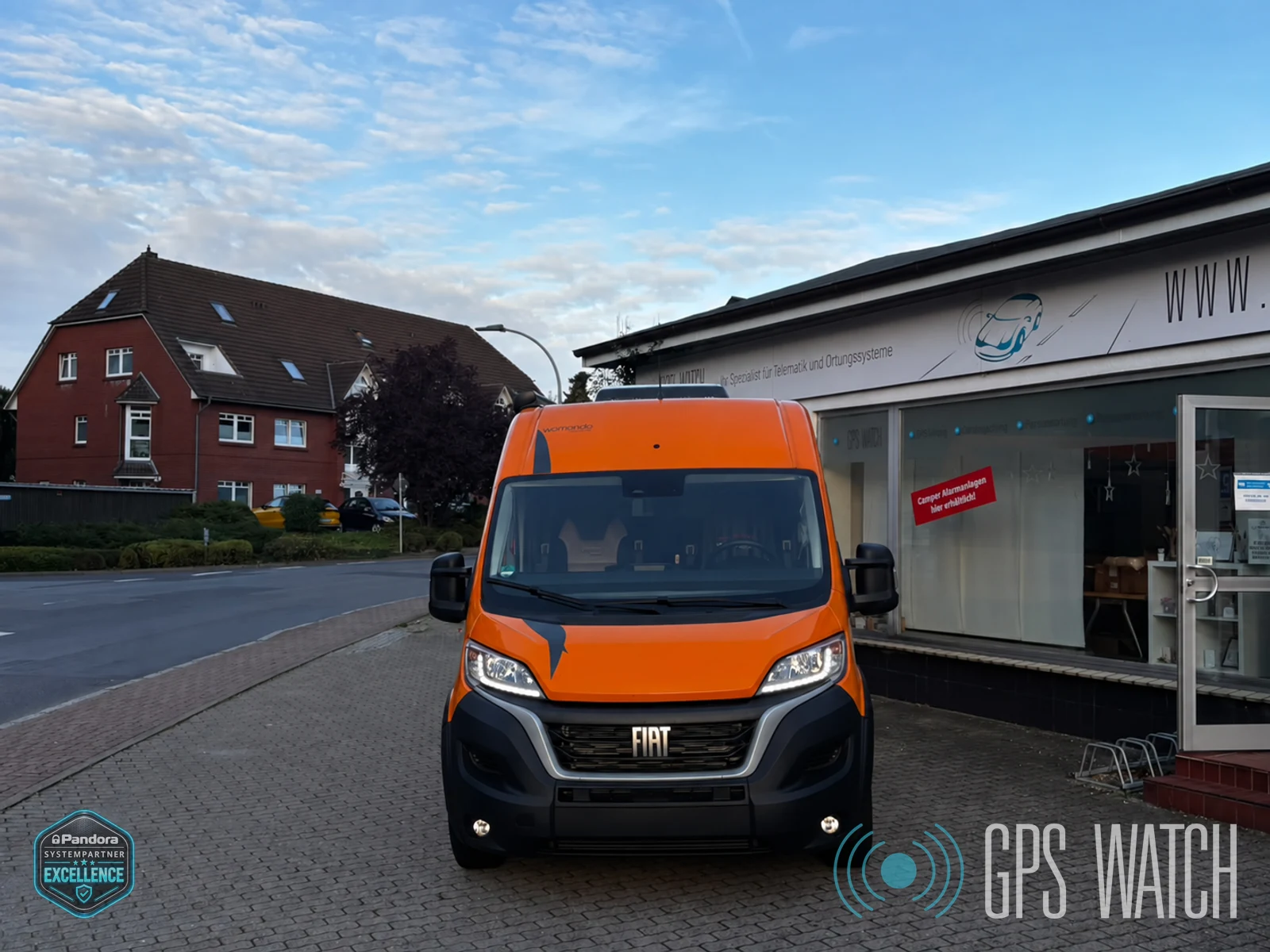 Womondo Lifestyle Limited Edition in Baltic Orange bei GPS-WATCH in Kisdorf mit retuschiertem Kennzeichen und beiden Wasserzeichen